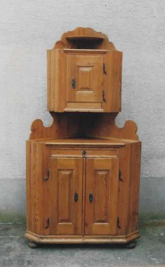 Restaurierung eines Weichholz-Barock-Eckschrankes aus der Pfalz